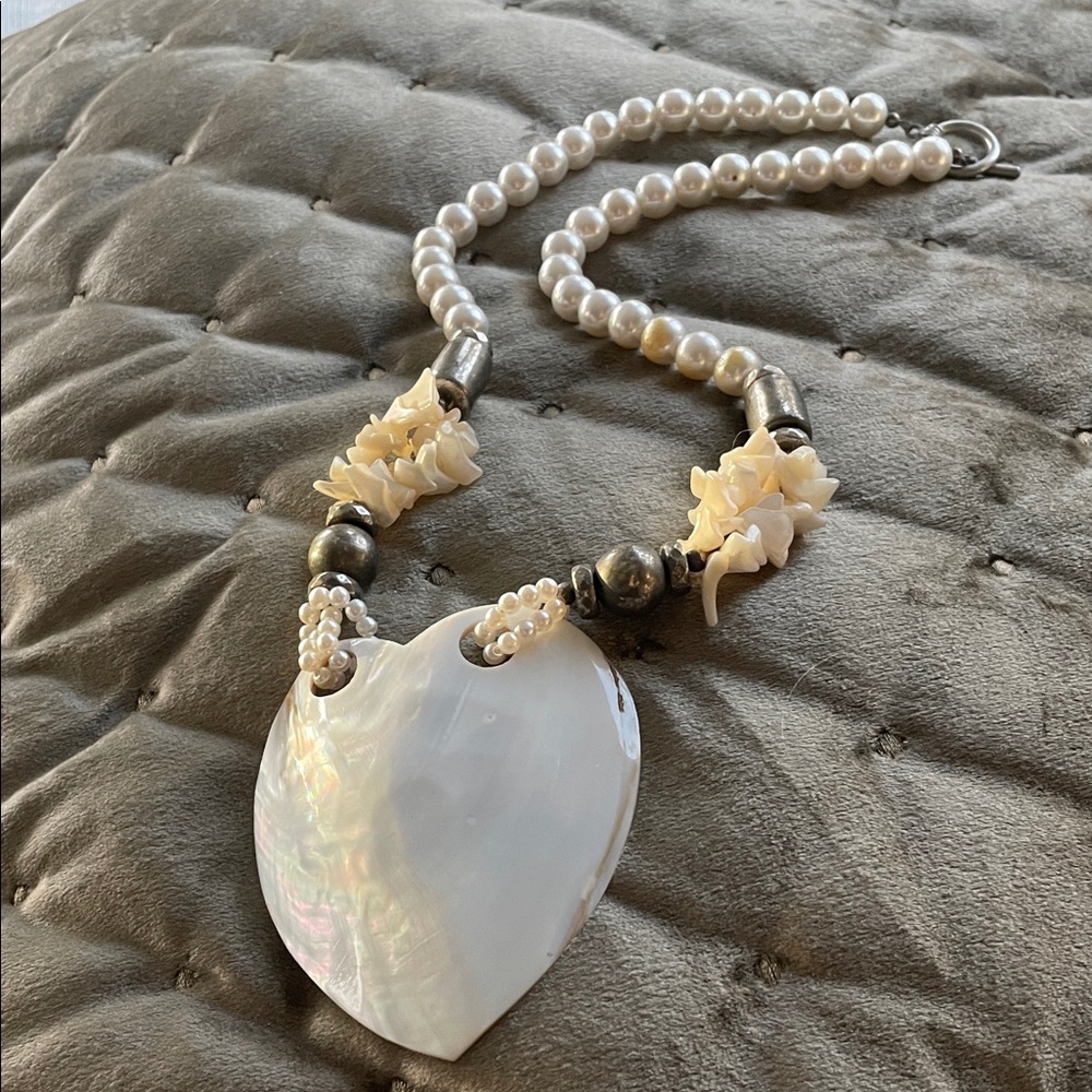Elegant Pearl Necklace with Floral Details